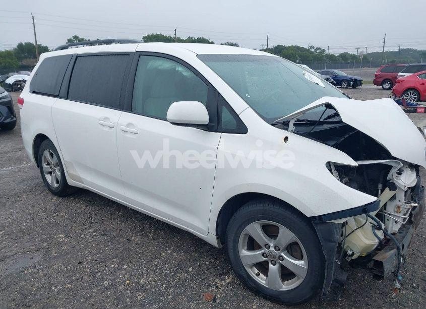 2014 Toyota Sienna LE V6 8 PASSENGER (VIN 5TDKK3DC6ES495673) main photo