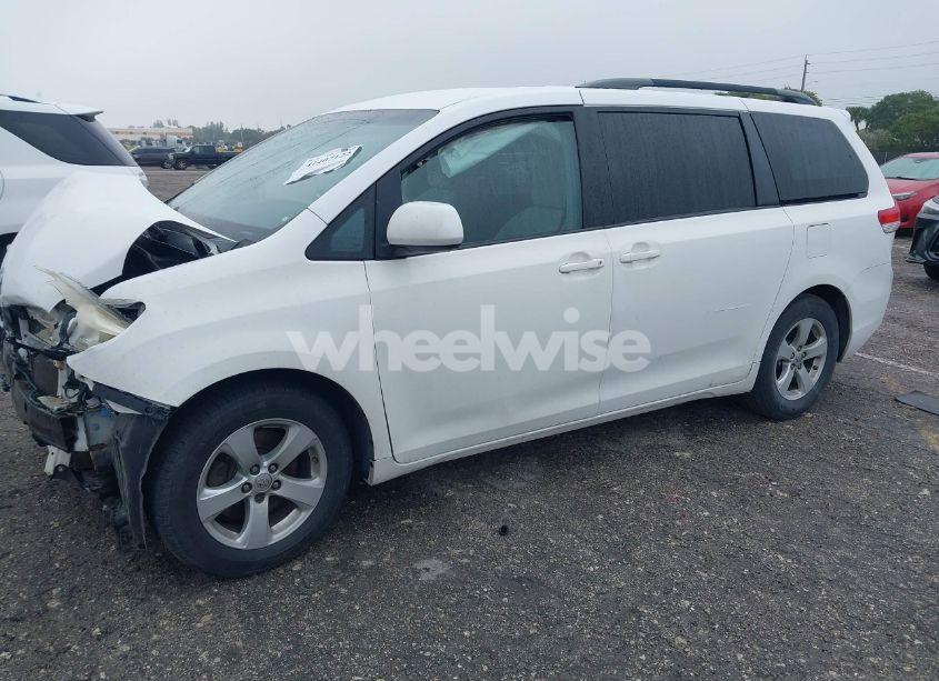 Photo 2 of 2014 Toyota Sienna LE V6 8 PASSENGER (VIN 5TDKK3DC6ES495673)