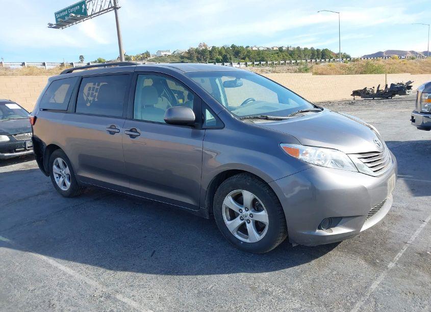 2016 Toyota Sienna LE 8 PASSENGER (VIN 5TDKK3DC6GS764533) main photo