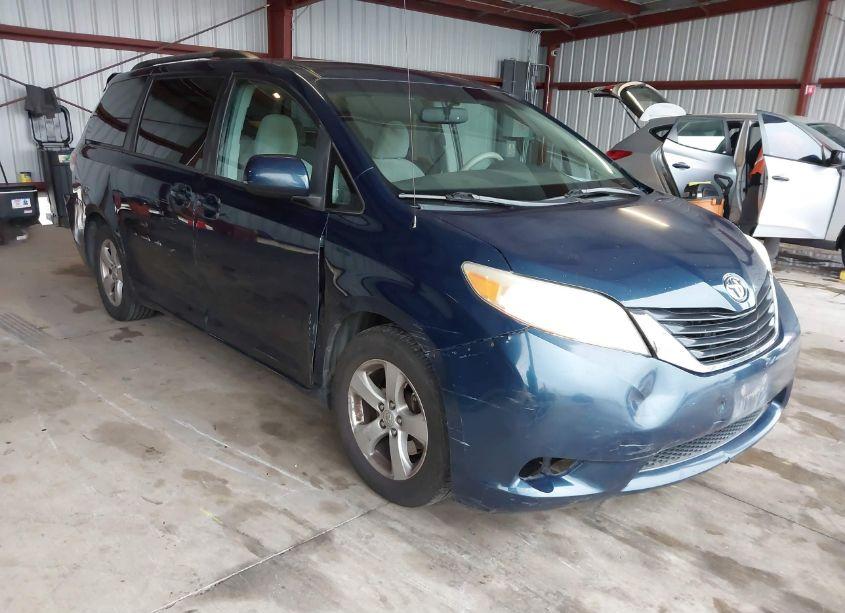 2011 Toyota Sienna LE V6 (VIN 5TDKK3DC7BS025843) main photo