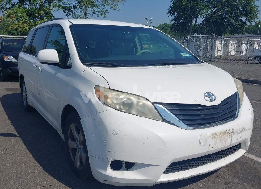 2011 Toyota Sienna LE V6 (VIN 5TDKK3DC7BS035000) main photo