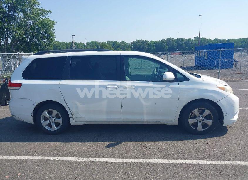 Photo 13 of 2011 Toyota Sienna LE V6 (VIN 5TDKK3DC7BS035000)