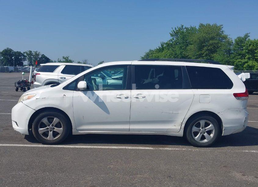 Photo 14 of 2011 Toyota Sienna LE V6 (VIN 5TDKK3DC7BS035000)