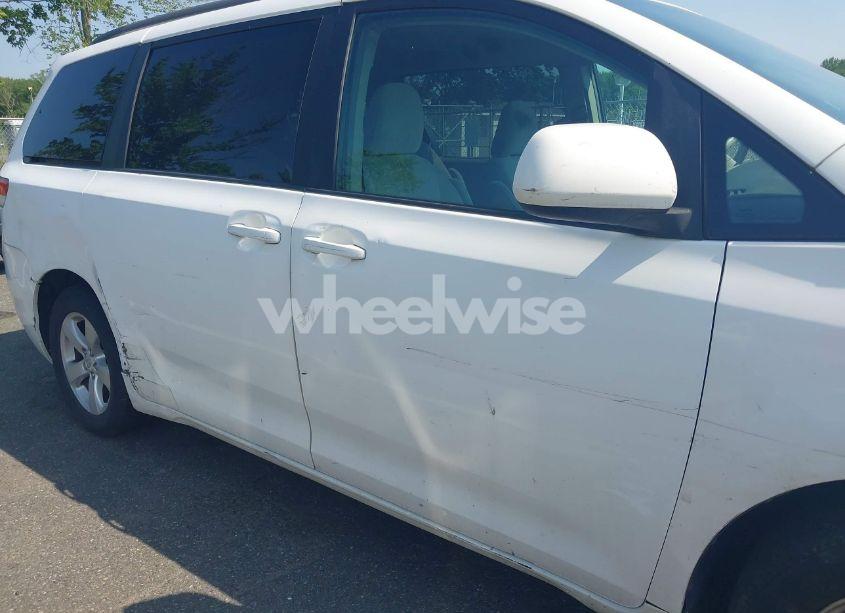 Photo 19 of 2011 Toyota Sienna LE V6 (VIN 5TDKK3DC7BS035000)