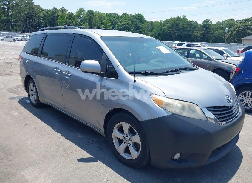 2011 Toyota Sienna LE V6 (VIN 5TDKK3DC7BS037510) main photo