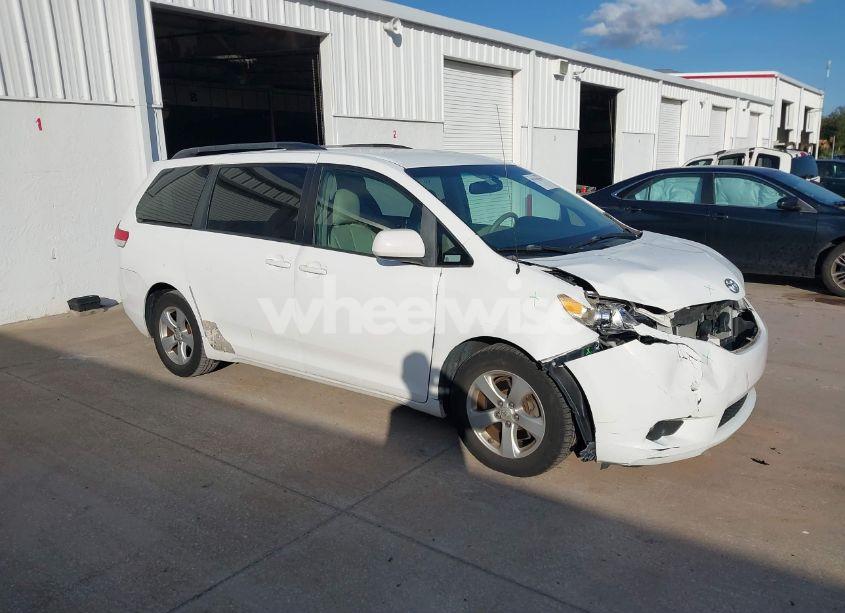 2011 Toyota Sienna LE V6 (VIN 5TDKK3DC7BS047227) main photo