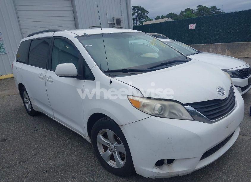 2011 Toyota Sienna LE V6 (VIN 5TDKK3DC7BS051343) main photo