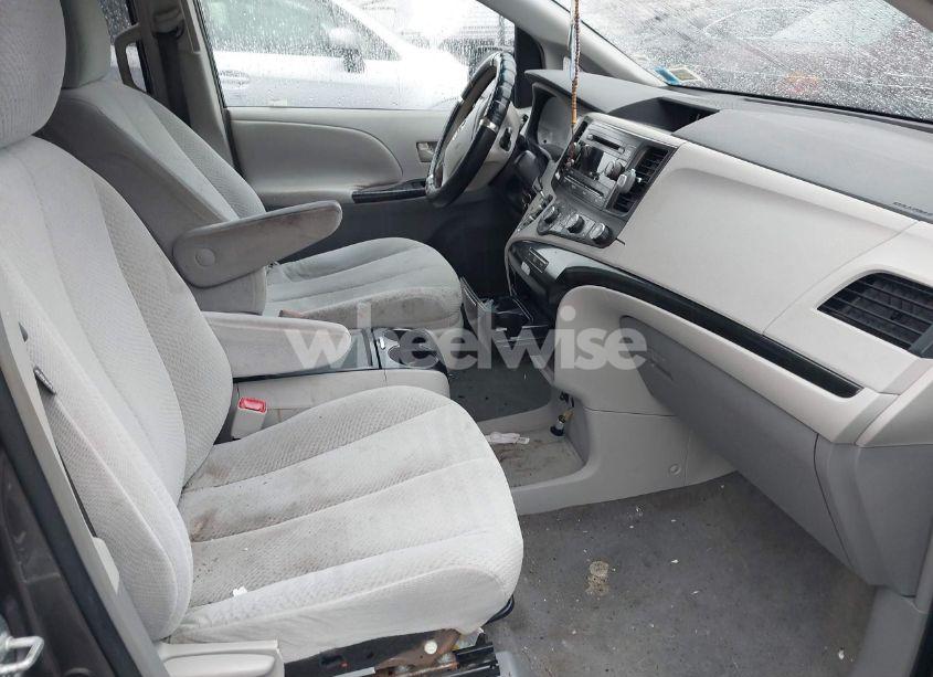 Photo 5 of 2011 Toyota Sienna LE V6 (VIN 5TDKK3DC7BS054808)