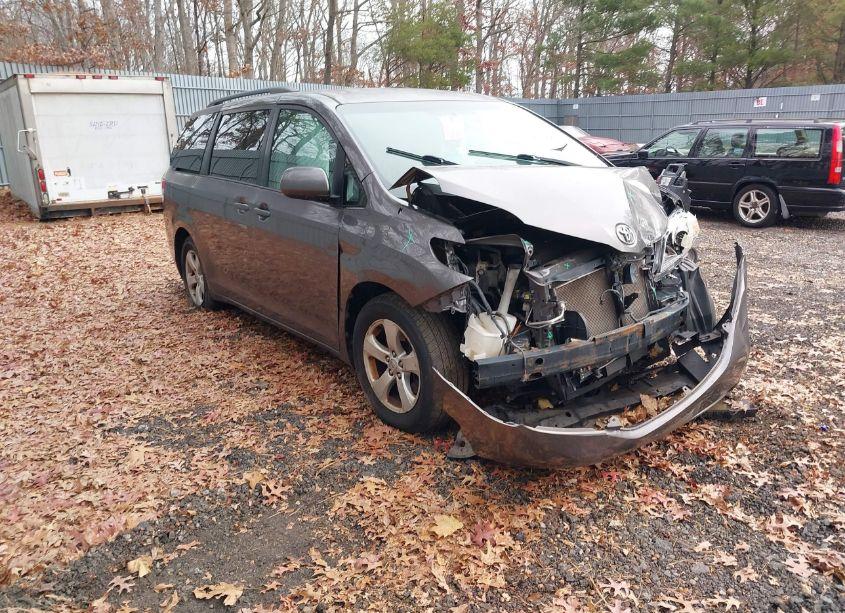 2011 Toyota Sienna LE V6 (VIN 5TDKK3DC7BS072550) main photo