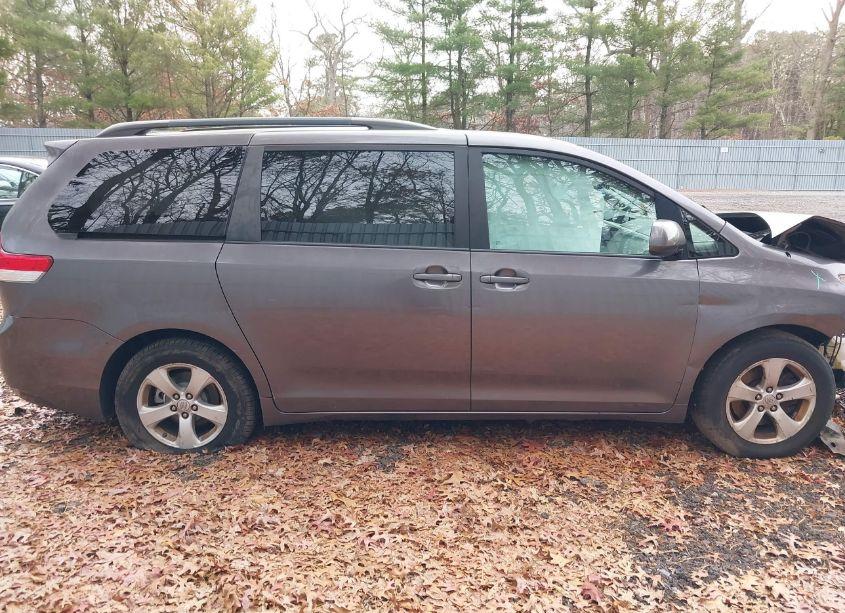 Photo 12 of 2011 Toyota Sienna LE V6 (VIN 5TDKK3DC7BS072550)