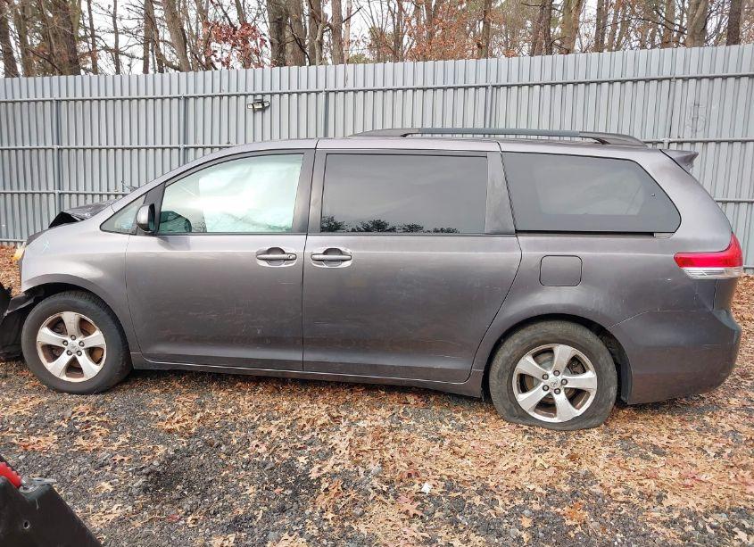 Photo 13 of 2011 Toyota Sienna LE V6 (VIN 5TDKK3DC7BS072550)