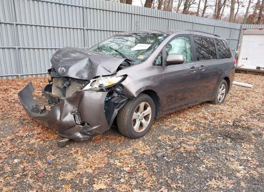 Photo 2 of 2011 Toyota Sienna LE V6 (VIN 5TDKK3DC7BS072550)