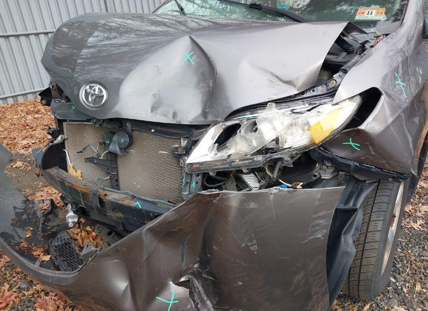 Photo 6 of 2011 Toyota Sienna LE V6 (VIN 5TDKK3DC7BS072550)