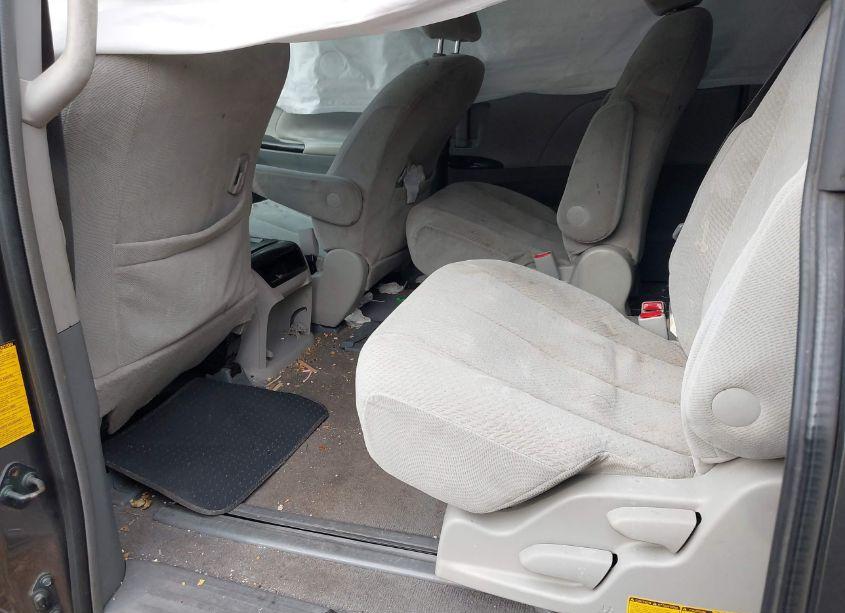 Photo 8 of 2011 Toyota Sienna LE V6 (VIN 5TDKK3DC7BS072550)
