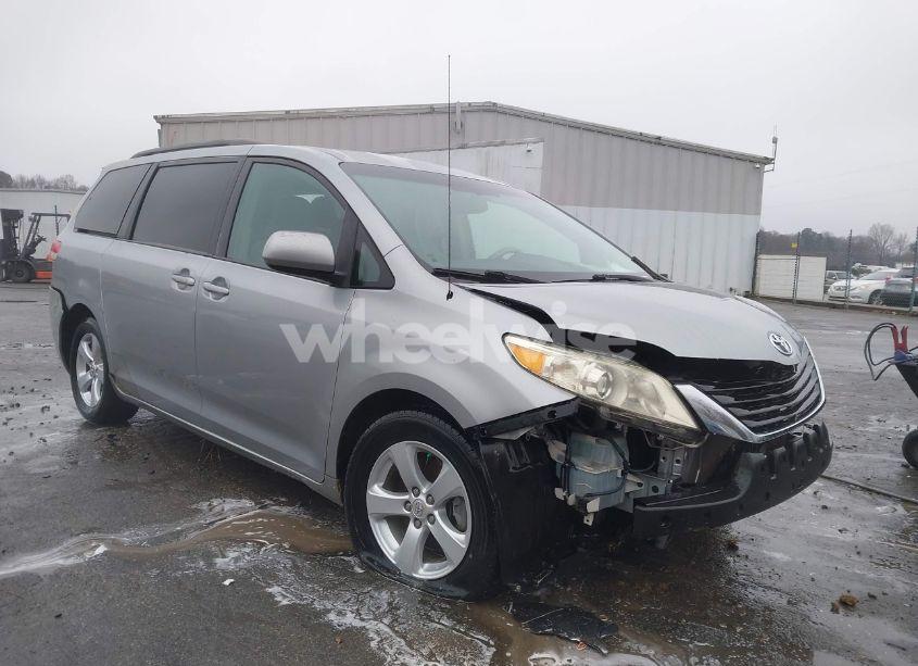 2011 Toyota Sienna LE V6 (VIN 5TDKK3DC7BS086870) main photo