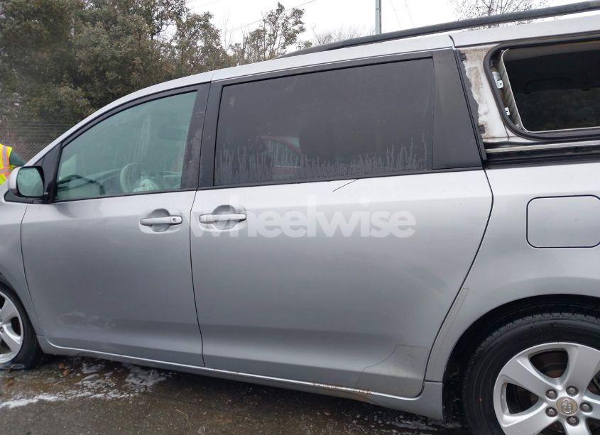 Photo 14 of 2011 Toyota Sienna LE V6 (VIN 5TDKK3DC7BS086870)