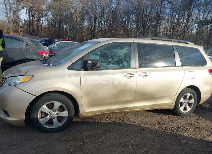 Photo 14 of 2011 Toyota Sienna LE V6 (VIN 5TDKK3DC7BS129104)