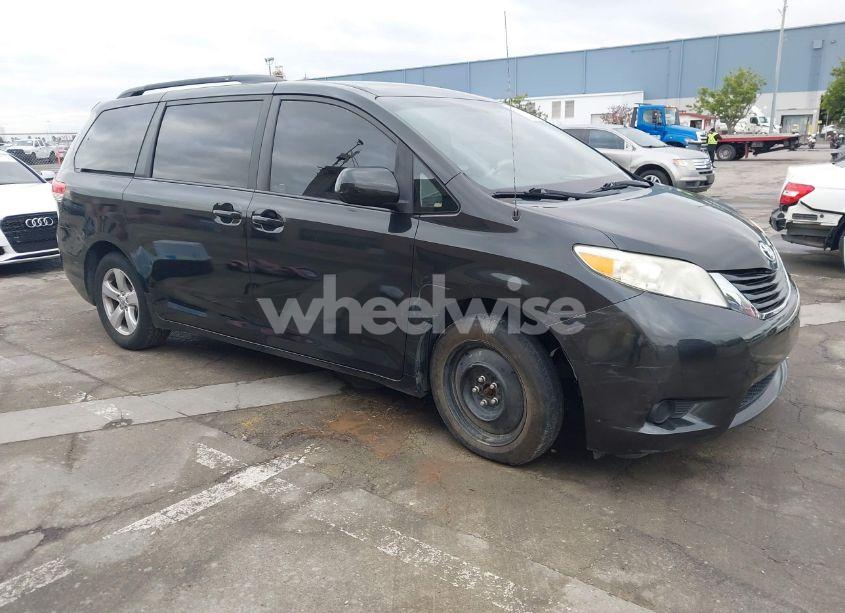 2013 Toyota Sienna LE V6 8 PASSENGER (VIN 5TDKK3DC7DS324056) main photo