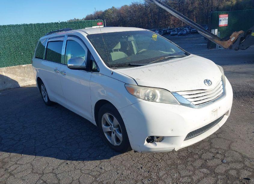 2013 Toyota Sienna LE V6 8 PASSENGER (VIN 5TDKK3DC7DS330262) main photo