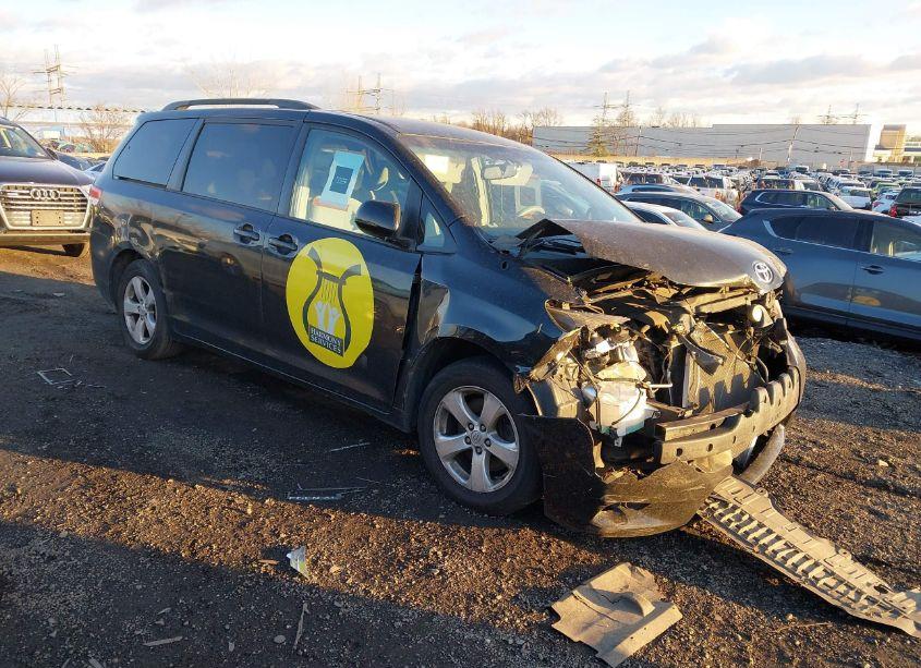 2013 Toyota Sienna LE V6 8 PASSENGER (VIN 5TDKK3DC7DS378862) main photo