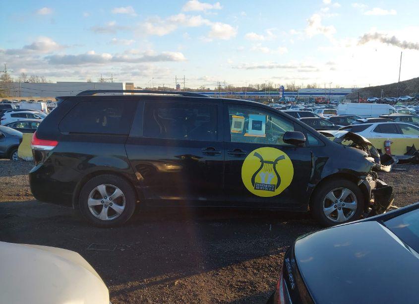 Photo 13 of 2013 Toyota Sienna LE V6 8 PASSENGER (VIN 5TDKK3DC7DS378862)