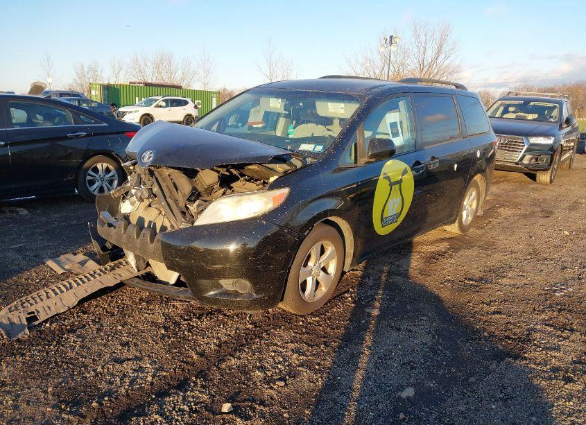 Photo 2 of 2013 Toyota Sienna LE V6 8 PASSENGER (VIN 5TDKK3DC7DS378862)
