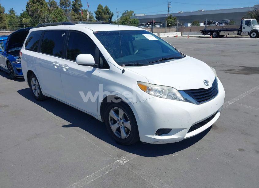 2014 Toyota Sienna LE V6 8 PASSENGER (VIN 5TDKK3DC7ES432517) main photo