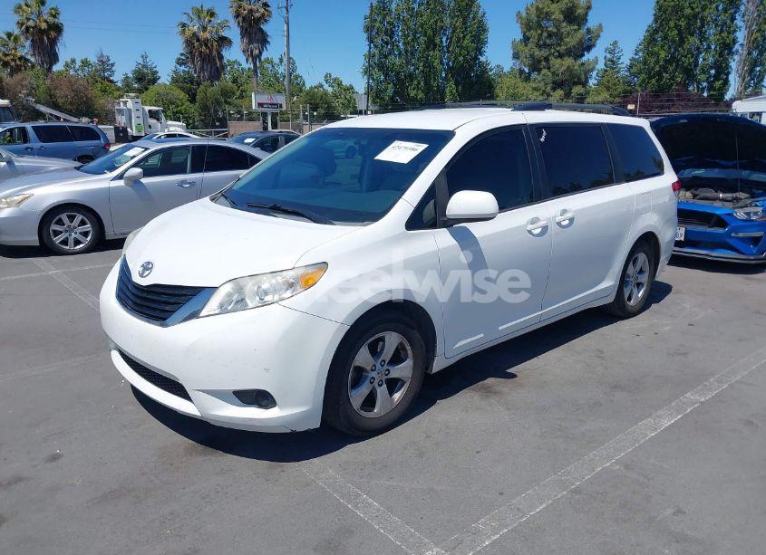 Photo 2 of 2014 Toyota Sienna LE V6 8 PASSENGER (VIN 5TDKK3DC7ES432517)