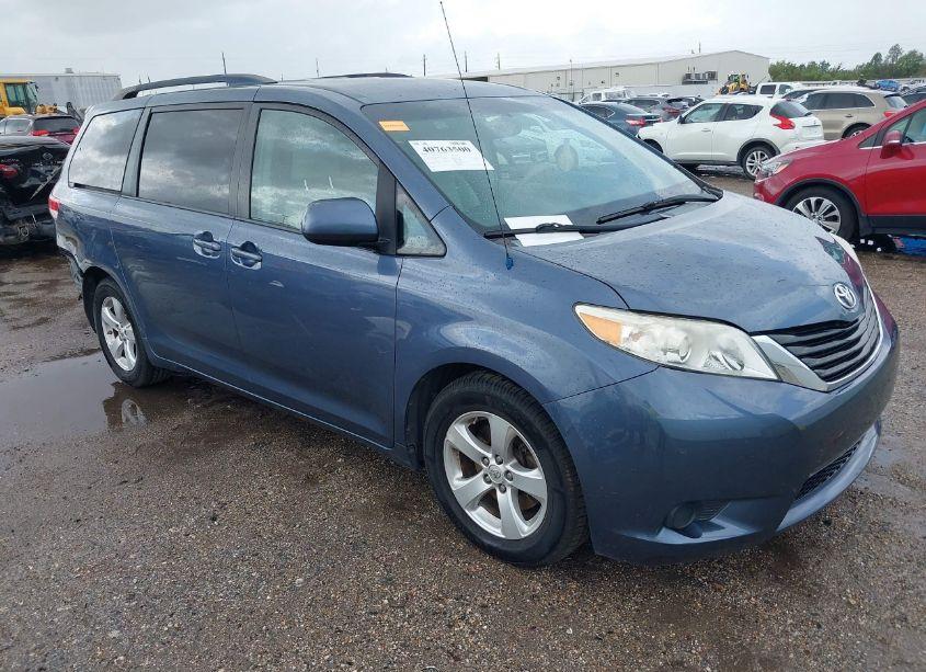 2014 Toyota Sienna LE V6 8 PASSENGER (VIN 5TDKK3DC7ES499859) main photo