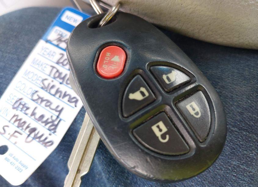 Photo 11 of 2014 Toyota Sienna LE V6 8 PASSENGER (VIN 5TDKK3DC7ES499859)