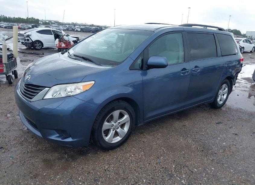 Photo 2 of 2014 Toyota Sienna LE V6 8 PASSENGER (VIN 5TDKK3DC7ES499859)
