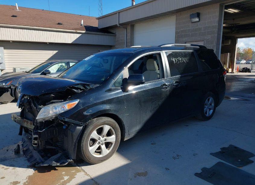 Photo 2 of 2014 Toyota Sienna LE V6 8 PASSENGER (VIN 5TDKK3DC7ES510519)