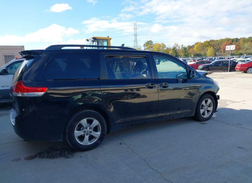 Photo 4 of 2014 Toyota Sienna LE V6 8 PASSENGER (VIN 5TDKK3DC7ES510519)