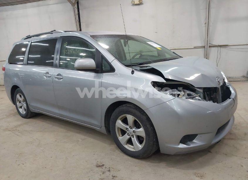 2014 Toyota Sienna LE V6 8 PASSENGER (VIN 5TDKK3DC7ES521116) main photo