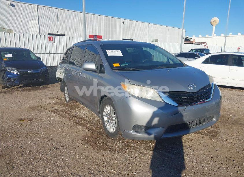 2015 Toyota Sienna LE 8 PASSENGER (VIN 5TDKK3DC7FS551850) main photo