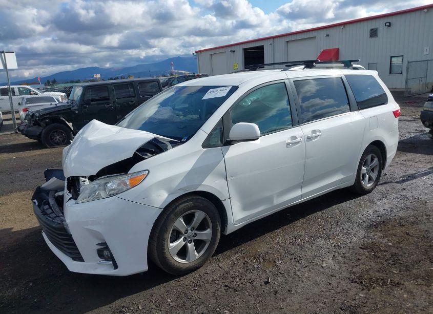 Photo 2 of 2015 Toyota Sienna LE 8 PASSENGER (VIN 5TDKK3DC7FS586761)