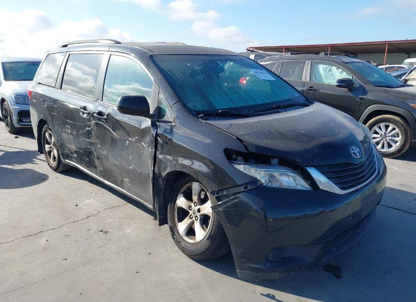 2016 Toyota Sienna LE 8 PASSENGER (VIN 5TDKK3DC7GS718791) main photo