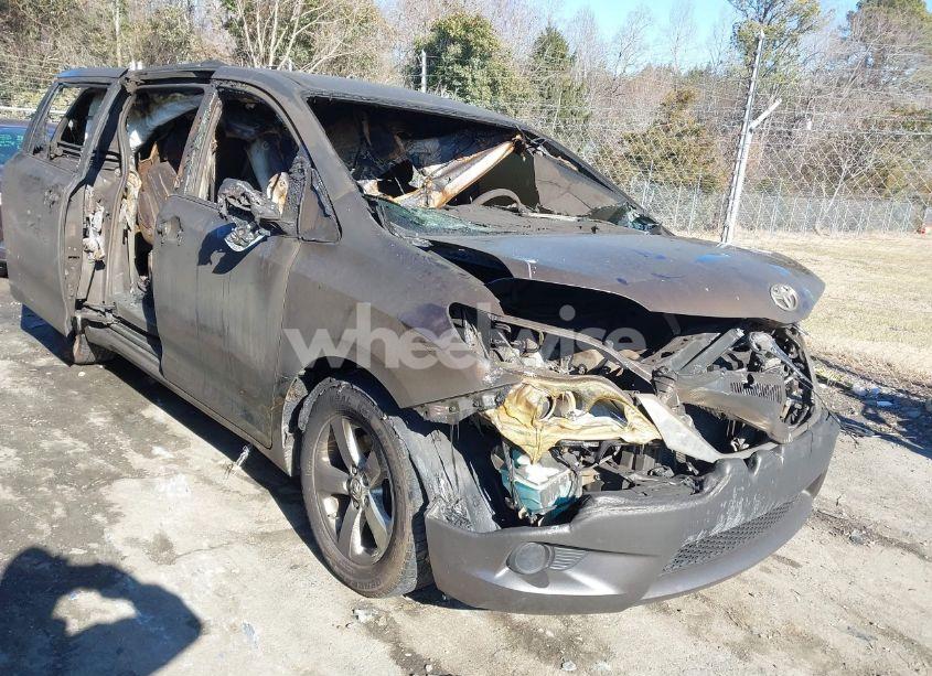 2016 Toyota Sienna LE 8 PASSENGER (VIN 5TDKK3DC7GS740872) main photo