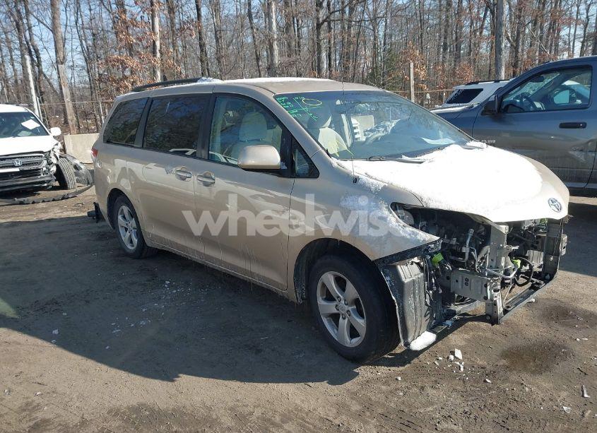 2011 Toyota Sienna LE V6 (VIN 5TDKK3DC8BS007190) main photo