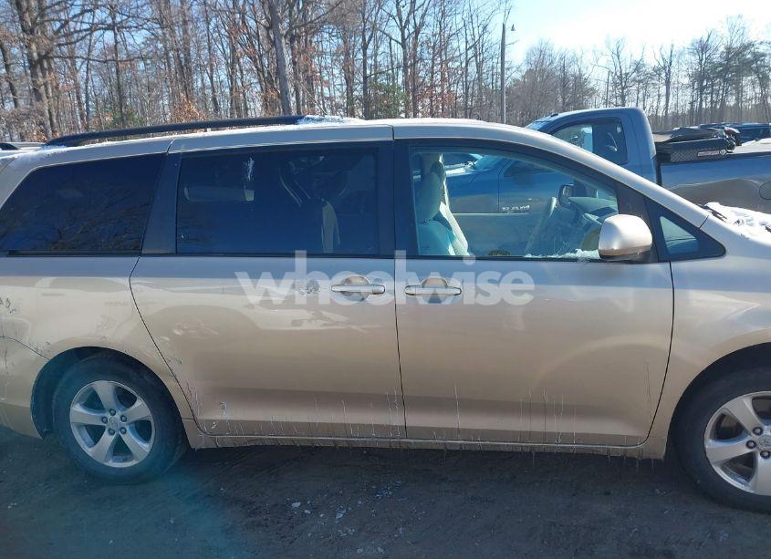 Photo 14 of 2011 Toyota Sienna LE V6 (VIN 5TDKK3DC8BS007190)