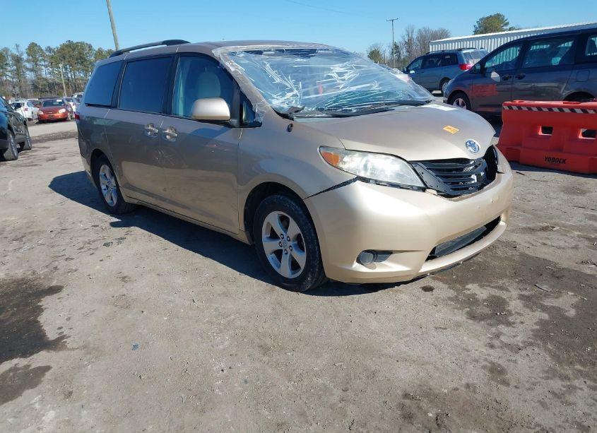 2011 Toyota Sienna LE V6 (VIN 5TDKK3DC8BS007416) main photo