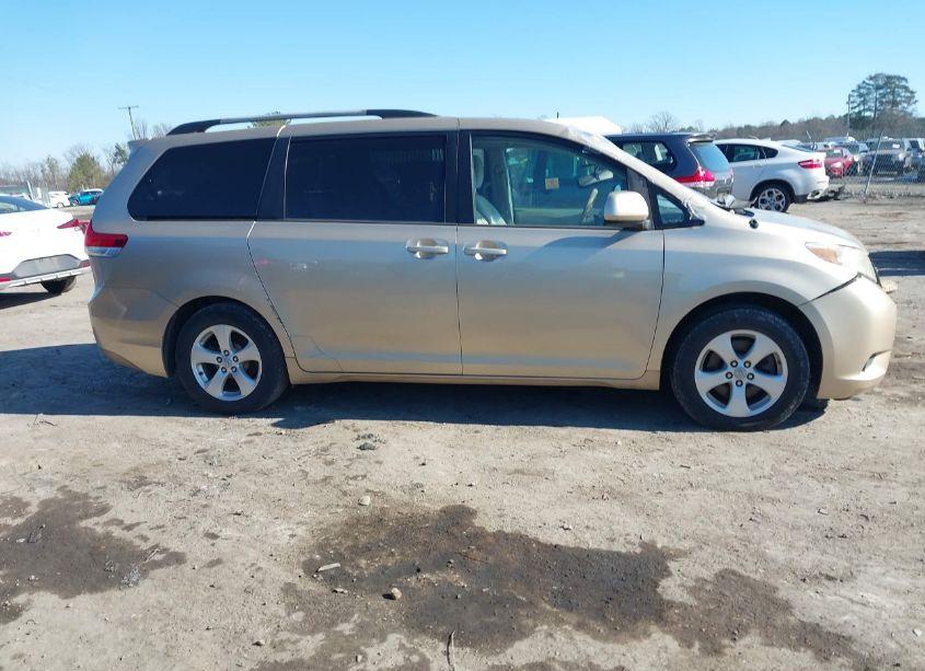 Photo 13 of 2011 Toyota Sienna LE V6 (VIN 5TDKK3DC8BS007416)
