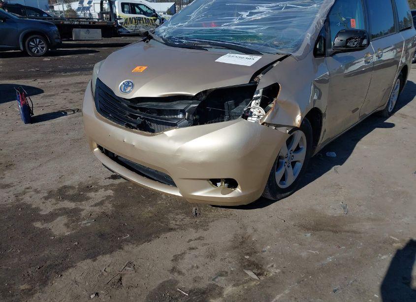 Photo 6 of 2011 Toyota Sienna LE V6 (VIN 5TDKK3DC8BS007416)