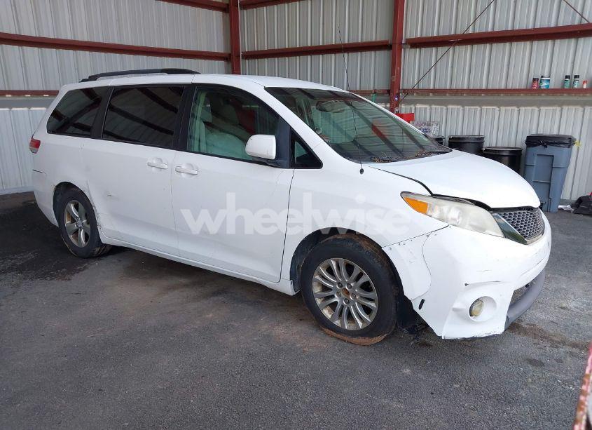 2011 Toyota Sienna LE V6 (VIN 5TDKK3DC8BS007447) main photo