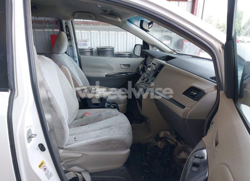 Photo 5 of 2011 Toyota Sienna LE V6 (VIN 5TDKK3DC8BS007447)