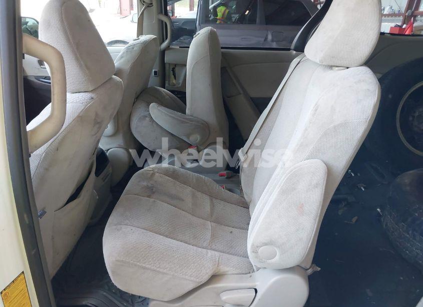 Photo 8 of 2011 Toyota Sienna LE V6 (VIN 5TDKK3DC8BS007447)