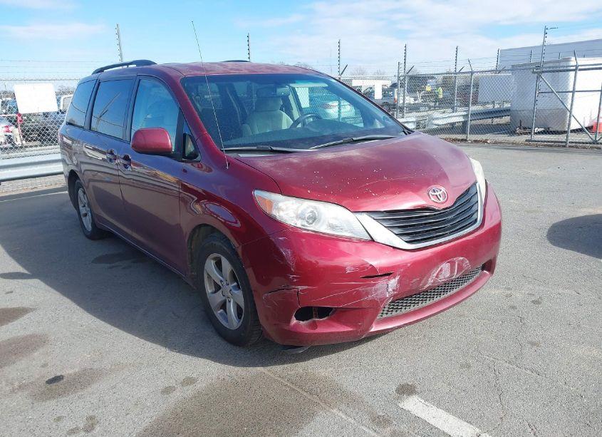 2011 Toyota Sienna LE V6 (VIN 5TDKK3DC8BS012745) main photo