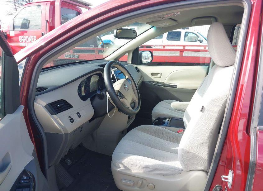Photo 5 of 2011 Toyota Sienna LE V6 (VIN 5TDKK3DC8BS012745)
