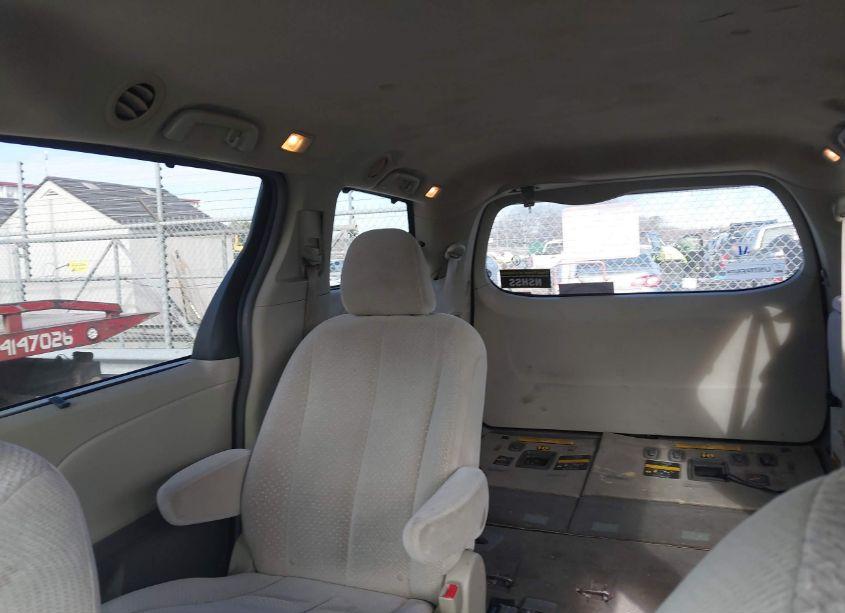 Photo 8 of 2011 Toyota Sienna LE V6 (VIN 5TDKK3DC8BS012745)