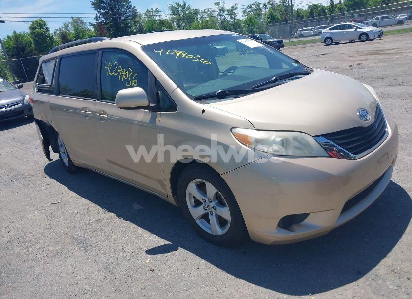 2011 Toyota Sienna LE V6 (VIN 5TDKK3DC8BS021610) main photo
